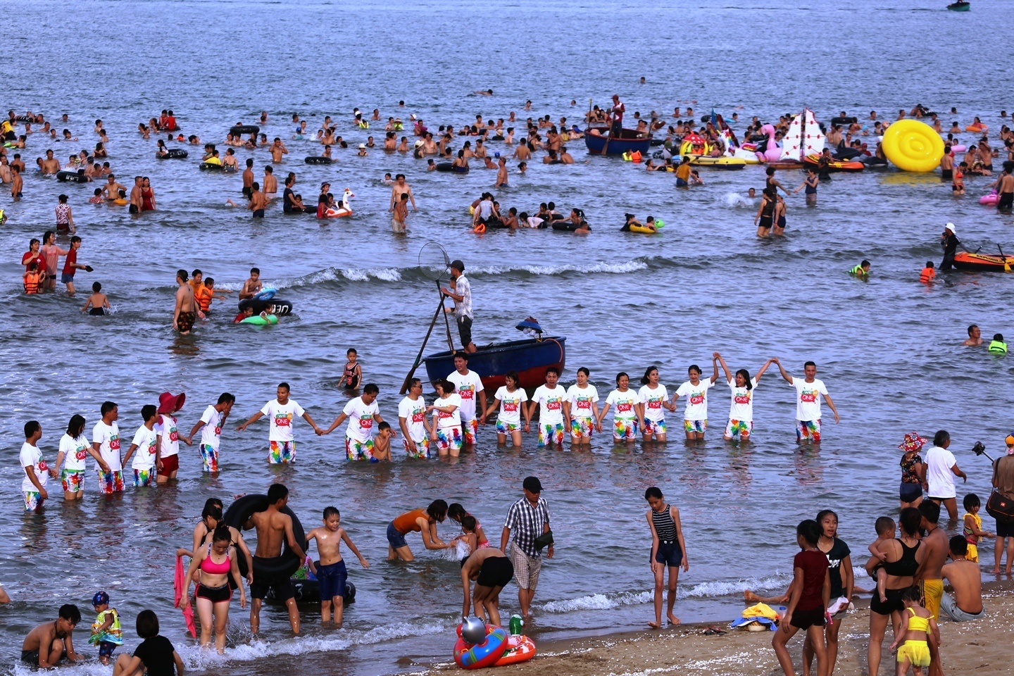 Về Cửa Lò du khách tha hồ thỏa thích vui chơi hay tổ chức các hoạt động, trò chơi đội, nhóm trên bãi biển.